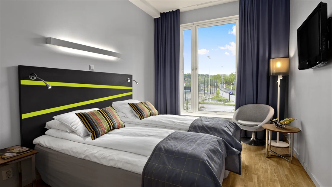 To enkeltsenger, tv i standard room twin på Thon Hotel Ullevål Stadion i Oslo