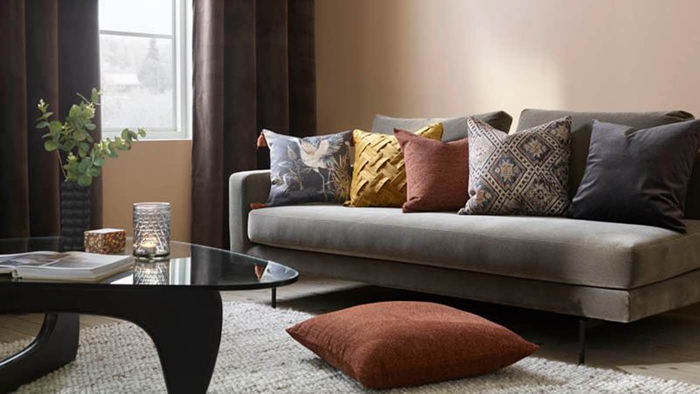 Sofa med mange puter i ulike farger