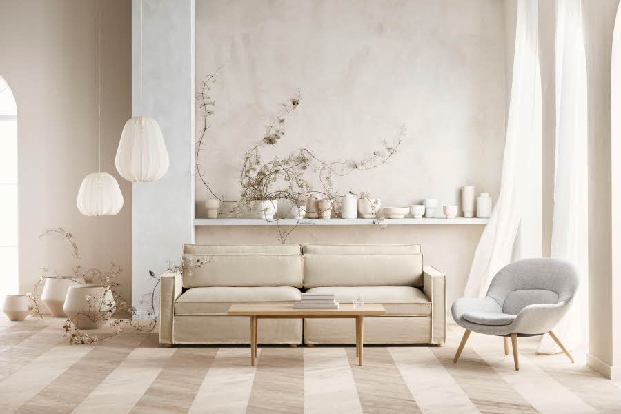miljøbilde fra bolia i hvitt rom, beige sofa og bord