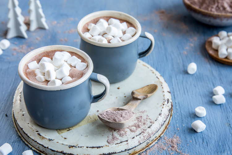 Kopper med kakao og marshmallows  
