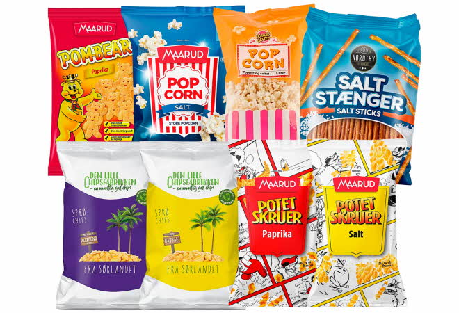 Flere poser med snacks, inkludert potetskruer, popcorn, saltstenger og chips fra ulike merker.