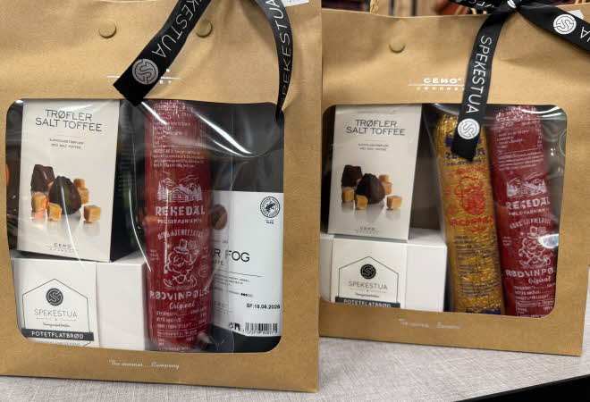 2 gave pakninger med div mat opp i