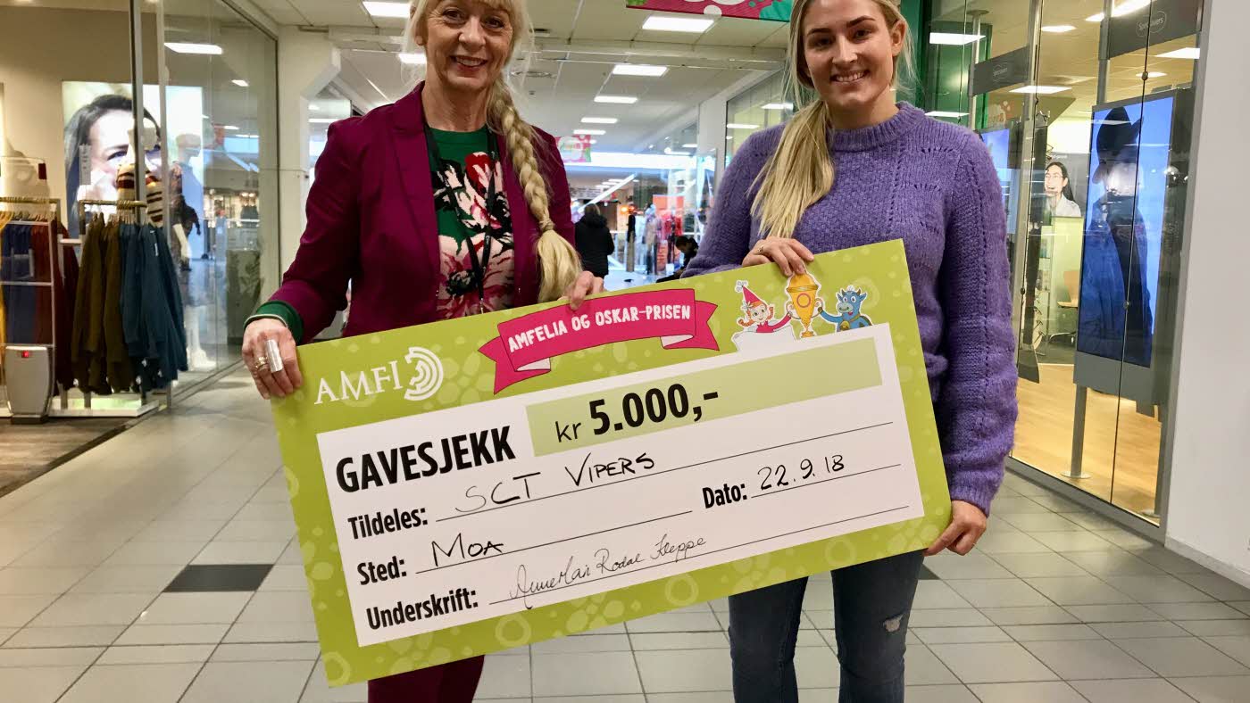 SCT Vipers får sin gavesjekk på kr. 5000,-