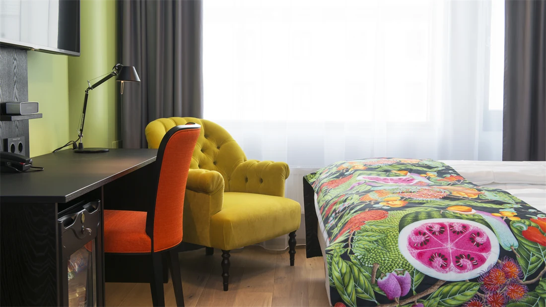 Seng, skrivebord og stol i dobbeltrom på Thon Hotel Vika Atrium i Oslo