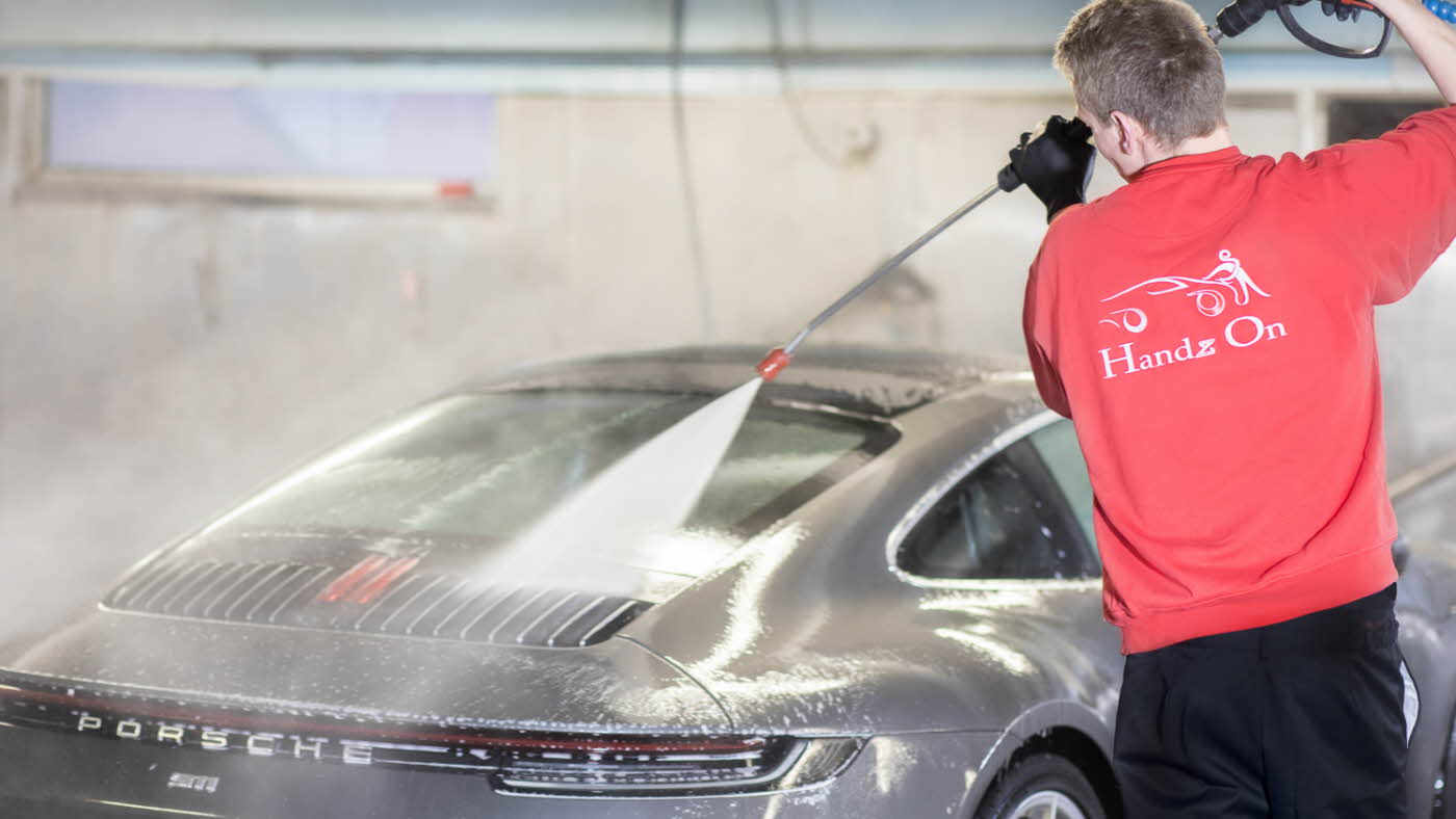Mann sjekker lufttrykk i dekk Mann skrur på bildekk Mann vasker bil