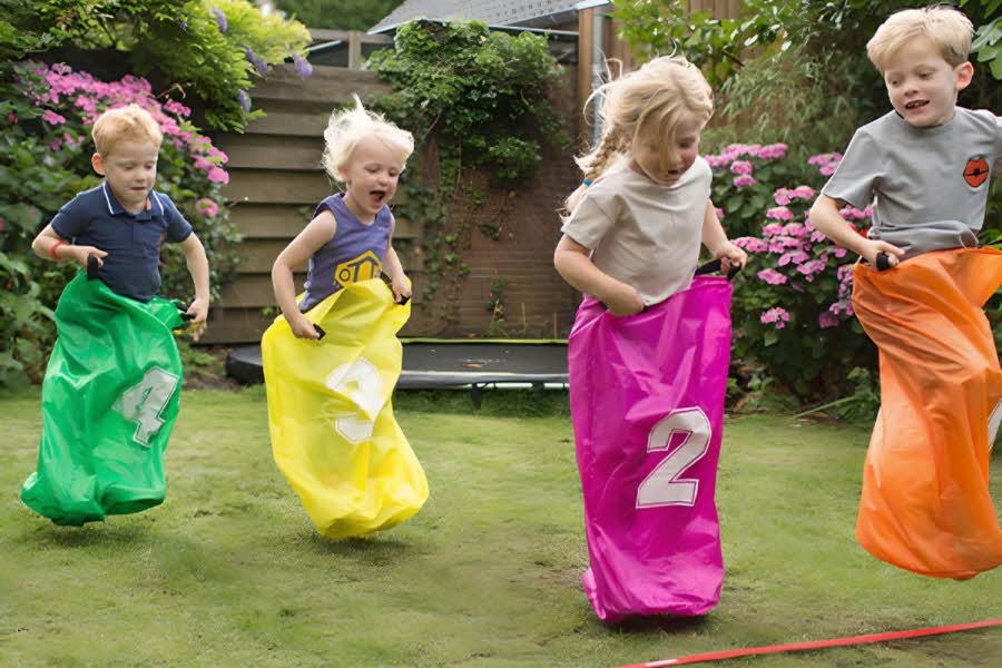 Sekkeløp og potetløp er blant favorittaktivitetene til barna på 17. mai. Bli inspirert til flere leker som du enkelt kan arrangere i hagen.