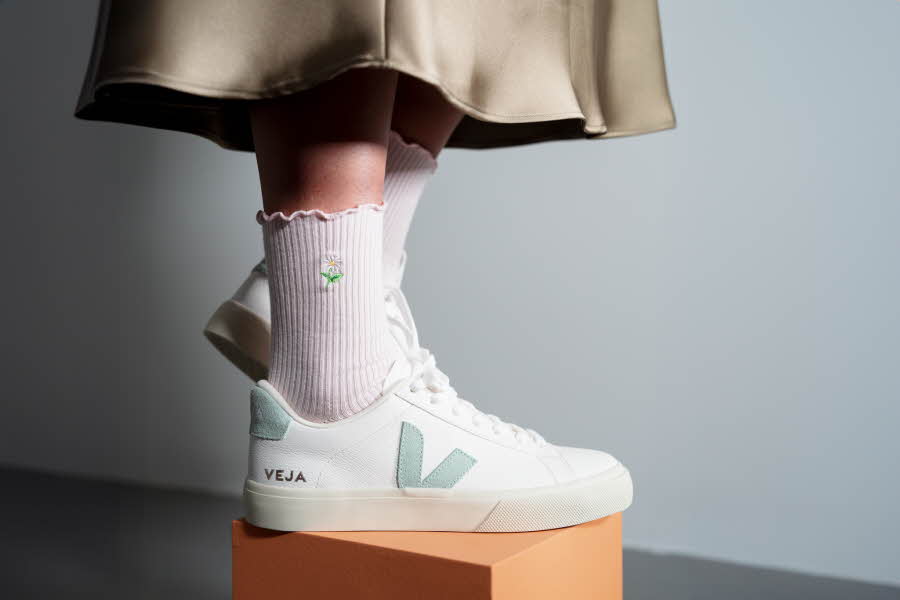 hvite Veja sneakers med mintgrønne detaljer