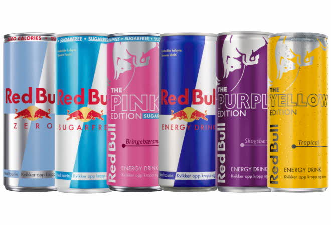 Seks Red Bull-bokser i ulike farger og smaker, inkludert original, sukkerfri og flere fruktvarianter.