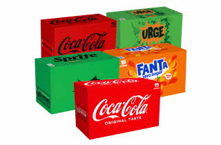 Fem pakker med brusbokser fra Coca Cola, Urge, Sprite og Fanta
