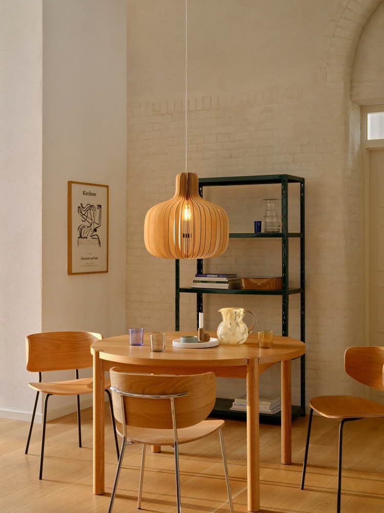 Spisebord med lampe ovenfor