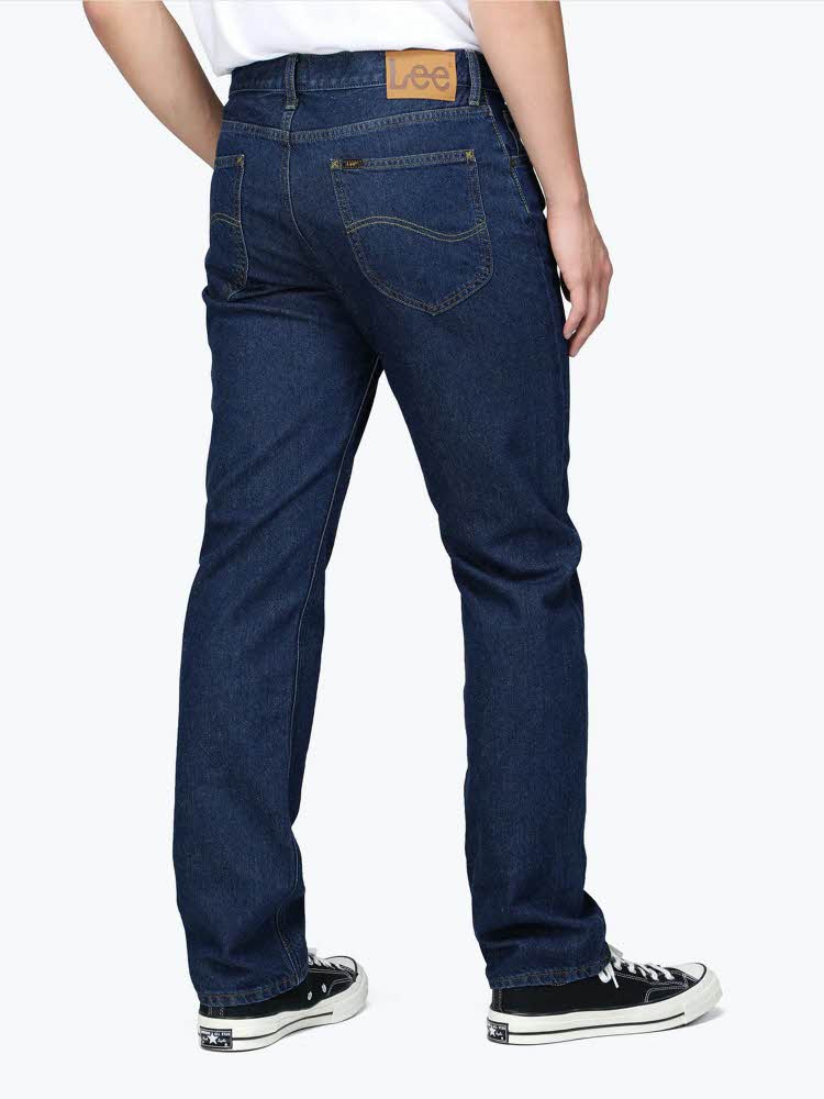 Mann i jeans