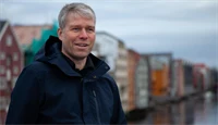 Trond Are Martinsen på Gamle Bybro med bryggerekka inkl. Kjøpmannsgata 15 i bakgrunnen. Trondheim.