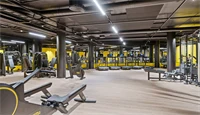 Et stort treningsrom med gule vegger på Vika Atrium