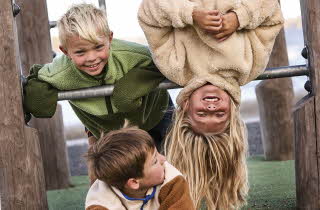 bilde av barn på lekepark