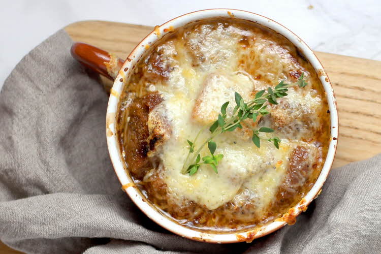 Skål med løksuppe