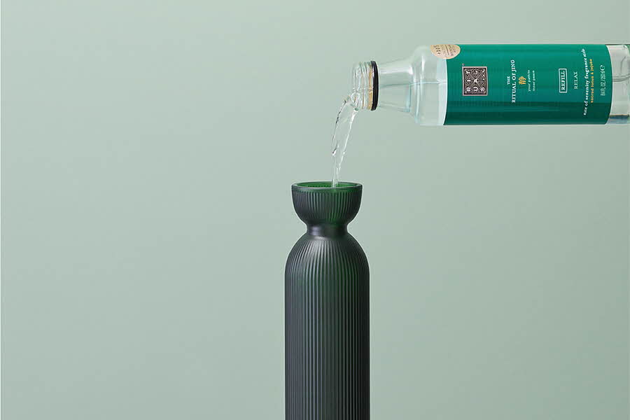 flaske som fyller opp duftpinner beholder fra Rituals