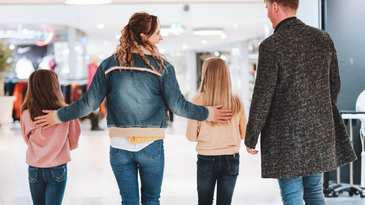familie som går gjennom kjøpesenteret Vestkanten