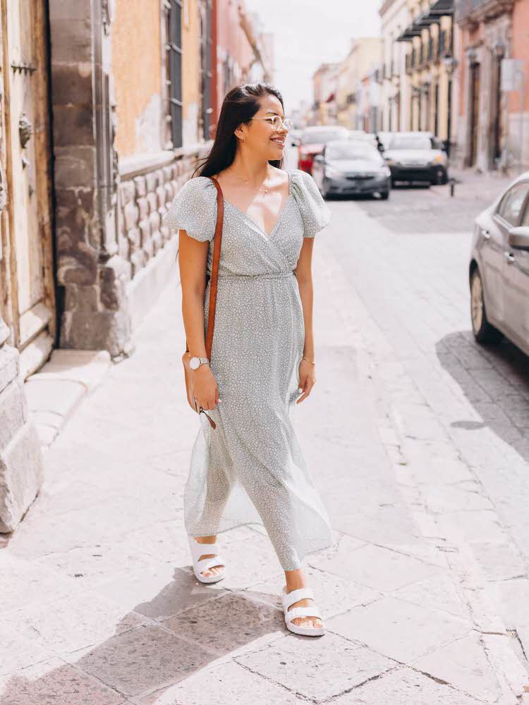 dame med lett sommerkjole og hvite sandaler i bygate
