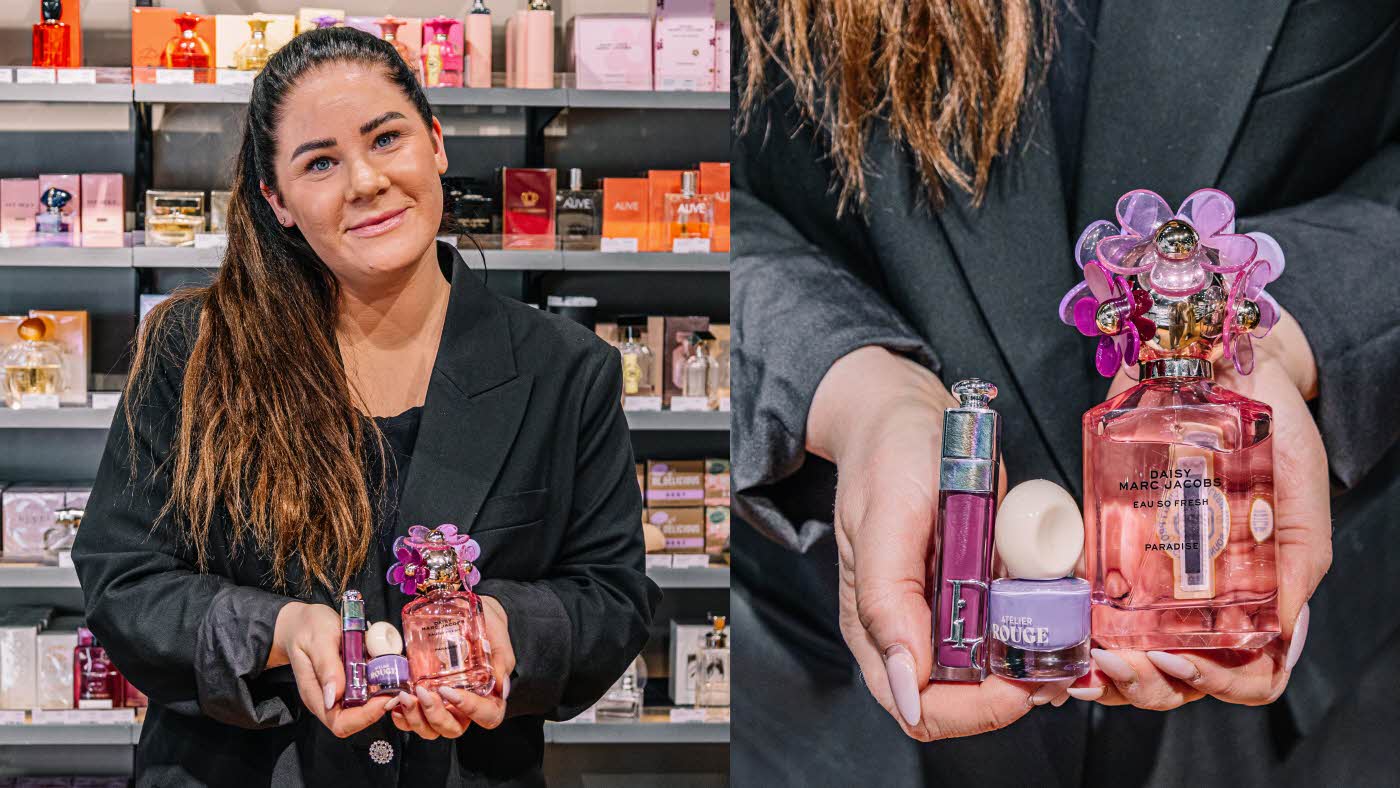 Dame fra Kicks som holder opp produkter