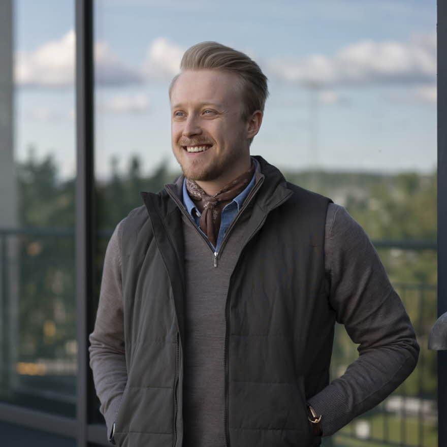 Herremote, brun genser og vest