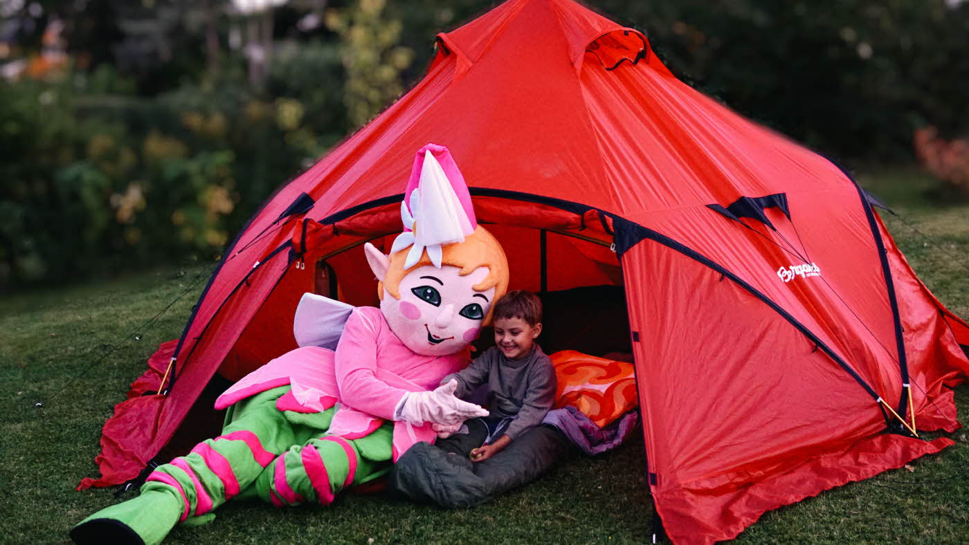 amfelia og gutt har det morsomt i telt varmeflaske og sovepose amfelia og gutt koser seg foran rødt telt