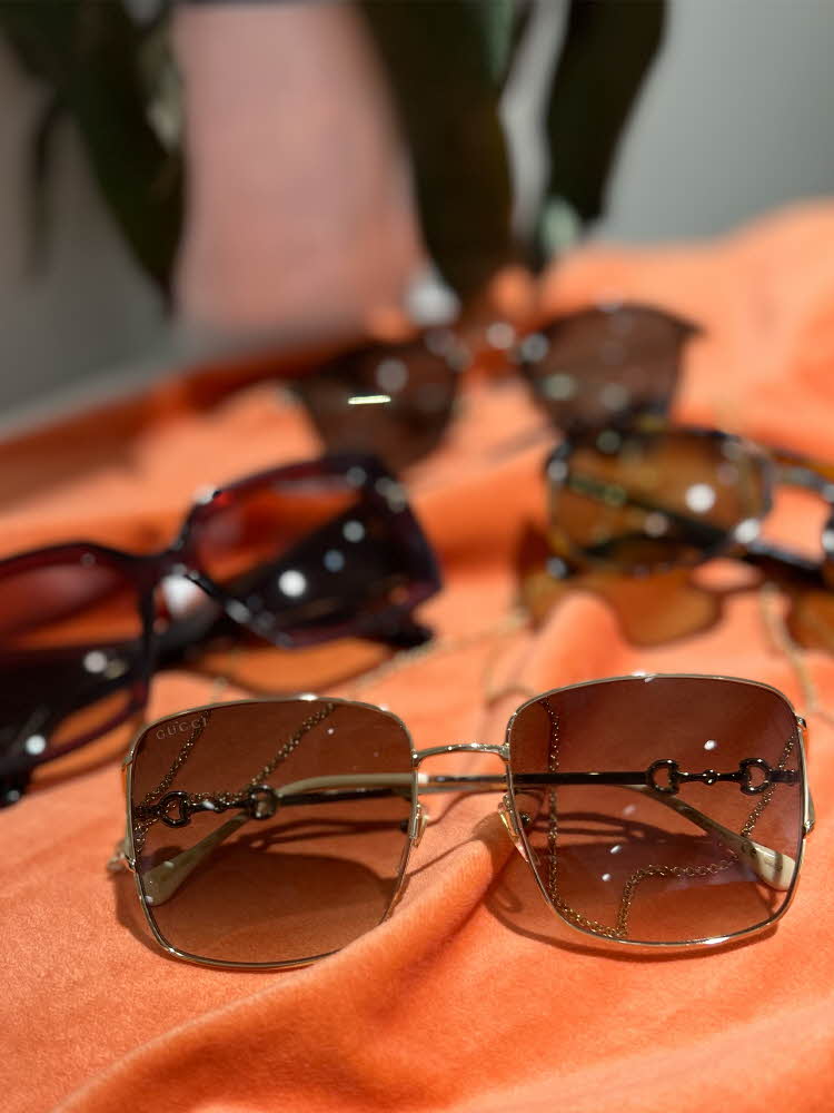 Solbriller på et bord