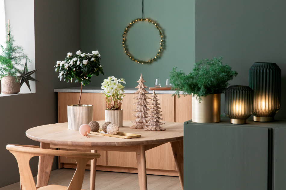 miljøbilde av rundt kjøkkenbord med pynt fra mester grønn