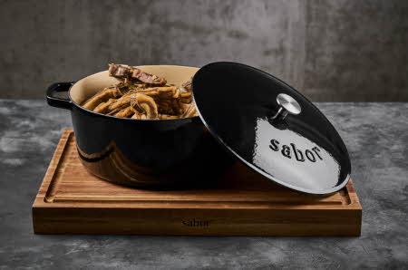 En støpejernsgryte med mat i.