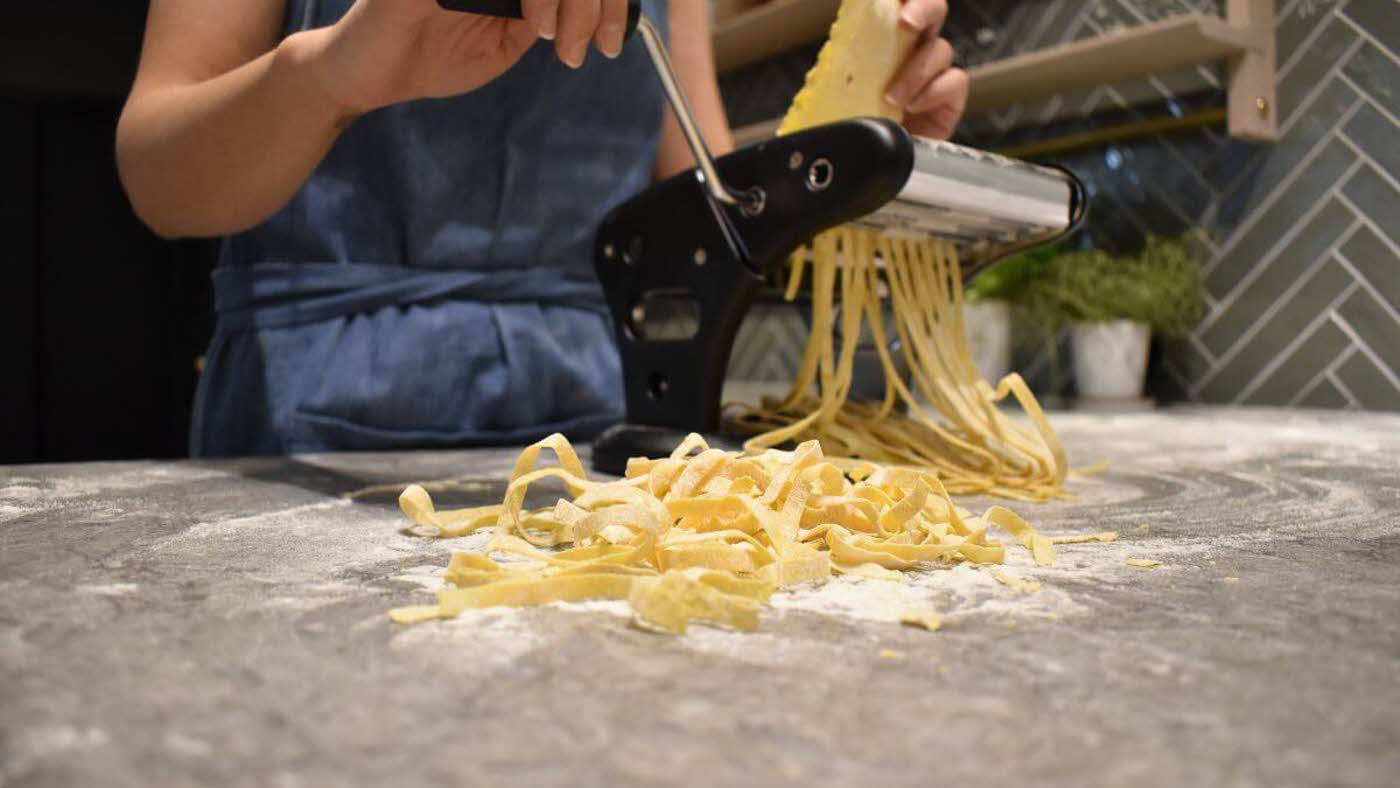 Bilde av maskin som strimler pasta - hjemmelaget pasta, fra Jernia4