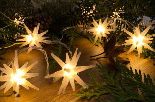 bilde av lys lenker i en hage