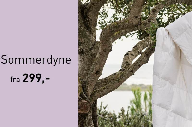 En dyne henger i et tre med tekst "sommerdyne fra 299,-"