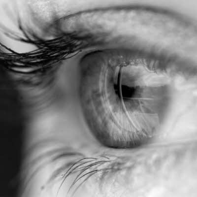 Nærbilde av et øye i sort og hvitt
