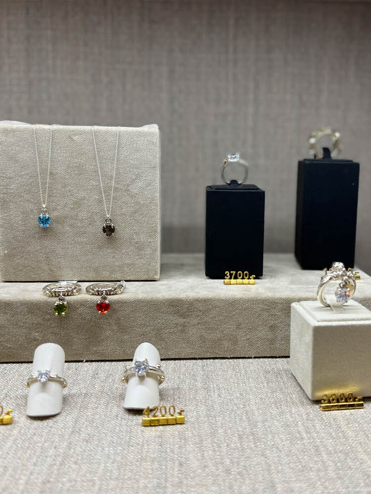 Ringer og smykker til utstilling