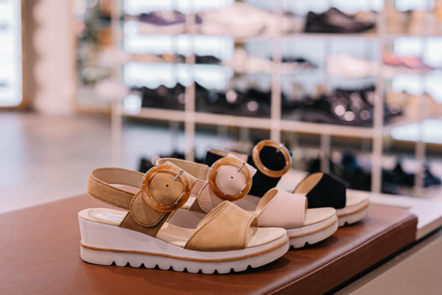 Sommer betyr tid for åpne sko og hva er vel mer behagelig enn å lufte føttene i et par fine sandaler? 