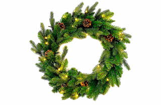 Grønn julekrans med kongler og små lys.