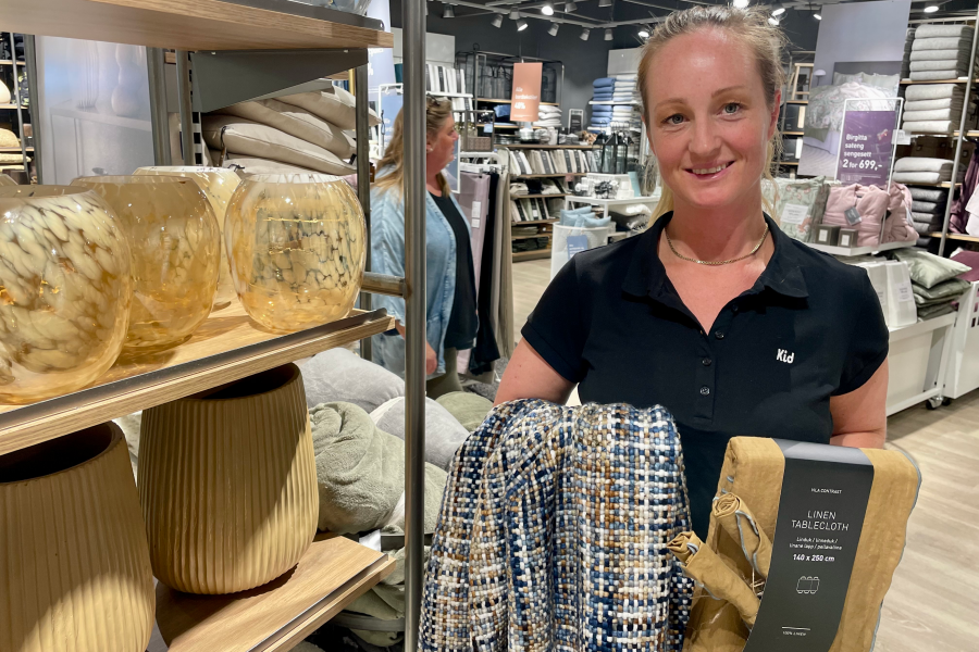 ansatt hos kid viser frem vaser og produkter